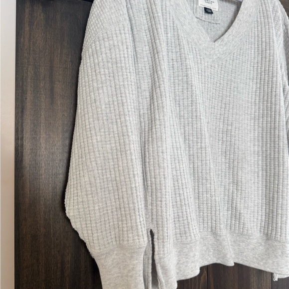 American Eagle Outfitters Light Gray V-Neck Sweater - Picture 3 of 3